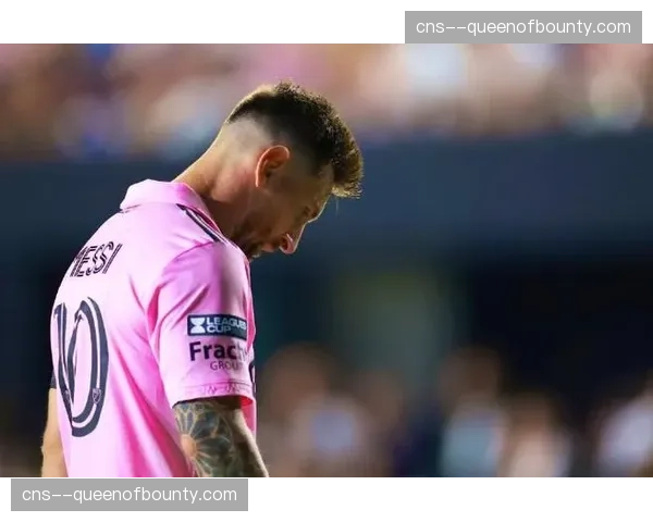 吉祥物互动引发欢笑，小球员在迈阿密赛场体验当“球童”的一天