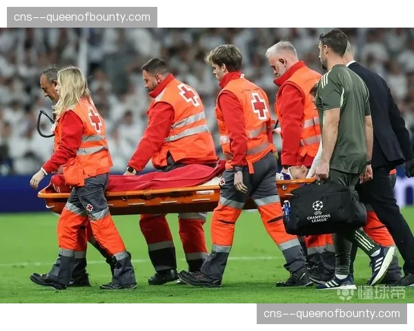 西甲即时:贝蒂斯球员费基尔重伤被担架抬离,比赛暂停长达8分钟 西甲即时:贝蒂斯球员费基尔重伤被担架抬离,比赛暂停长达8分钟