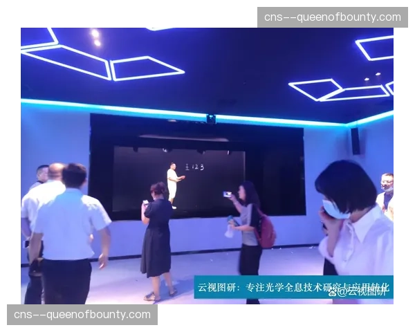 退役后卫在教练培训课程中,利用全息投影演示防守阵型的移动原则 退役后卫在教练培训课程中,利用全息投影演示防守阵型的移动原则